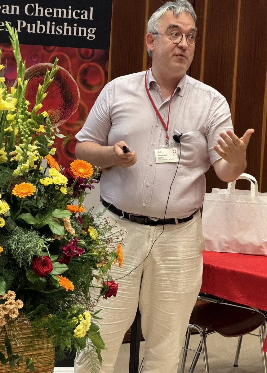 HelvChimActa (@helvchimacta) on Twitter photo Emmanuel Lacôte, Université Claude Bernard Lyon 1 <a href="/UnivLyon1/">Université Lyon 1</a> presents how NHC-Boryl or sulfur-based radicals can be formed via visible (blue) light irradiation with his talk ‚Low energy-photon radical photopolymerizations in dispersed media‘ #bsrc24 <a href="/DCBPunibern/">DCBPunibern</a> Emmanuel Lacôte, Université Claude Bernard Lyon 1 <a href="/UnivLyon1/">Université Lyon 1</a> presents how NHC-Boryl or sulfur-based radicals can be formed via visible (blue) light irradiation with his talk ‚Low energy-photon radical photopolymerizations in dispersed media‘ #bsrc24 <a href="/DCBPunibern/">DCBPunibern</a>