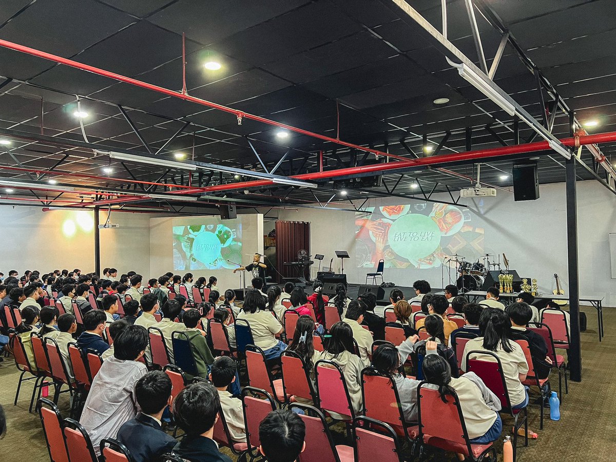 andyyeoh's tweet photo. Was a privilege and pleasure to speak to the students of Harvest International School Klang at their chapel today on “Cultivating Community.” We imagined a game in our minds, spoke about Belonging, Believing, Bringing and Bonding in community, and prayed. Great time! https://t.co/70e68mbQyl