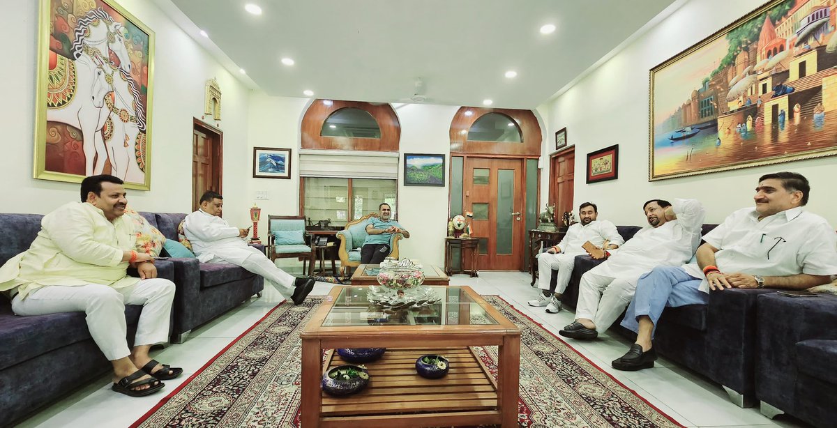 drsanjeevbalyan's tweet photo. आज नई दिल्ली आवास पर पश्चिमी उत्तर प्रदेश क्षेत्र के अलीगढ़, बुलंदशहर, गाजियाबाद, फर्रुखाबाद एवं हाथरस संसदीय क्षेत्र के संसद साथियों के साथ राजनीति और सामाजिक विषयों पर विस्तृत चर्चा हुई। 
@SatishGautamBJP @MpDrBholaSingh @AtulGargBJP @mukeshrajput_mp @anooppradhanbjp https://t.co/FCHZbKibTi