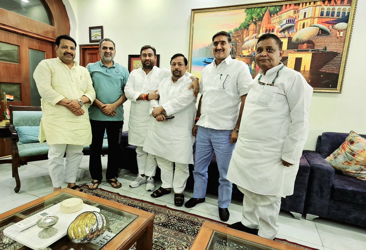 drsanjeevbalyan's tweet photo. आज नई दिल्ली आवास पर पश्चिमी उत्तर प्रदेश क्षेत्र के अलीगढ़, बुलंदशहर, गाजियाबाद, फर्रुखाबाद एवं हाथरस संसदीय क्षेत्र के संसद साथियों के साथ राजनीति और सामाजिक विषयों पर विस्तृत चर्चा हुई। 
@SatishGautamBJP @MpDrBholaSingh @AtulGargBJP @mukeshrajput_mp @anooppradhanbjp https://t.co/FCHZbKibTi