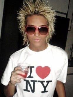 Partille Johnnys:
- gjorde extremt populär DIY musik som spreds via internet + mobildelning som gick under radarn för storbolagen 
- unik stil 
- dekadenta
- provocerade alla vuxna och jämnåriga 
- underground, fanns bara i sverige 

Det här är den riktiga punken 👏🏻