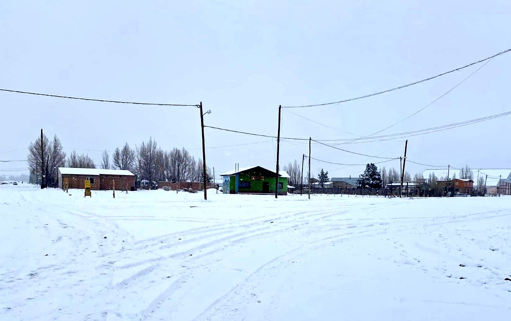 MaruOrtizTw's tweet photo. 📍 #Cushamen
"Estamos con unos 10cm. de nieve acumulada en la localidad. Hemos podido entregar la leña en el marco del #PlanCalor en todos los parajes, que son 17", Omar González, Jefe Comunal, en @CadenaTiempo 🎧 https://t.co/TKh4I482Sf