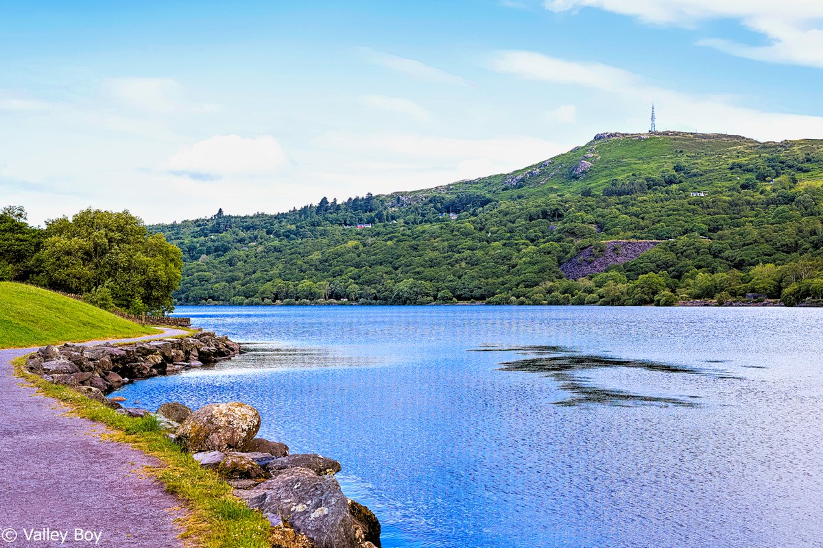 BJRoberts's tweet photo. A tad cooler (but nonetheless still beautiful) Llyn Padarn today, up in Llanberis - Eryri slate country. @Ruth_ITV @ItsYourWales @NWalesSocial @northwaleslive @OurWelshLife @northwalescom @AllThingsCymru #Eryri #Llanberis #LlynPadarnView #SlateCountry #EarlyMorning #June #Wales https://t.co/tS9MXQC5XH