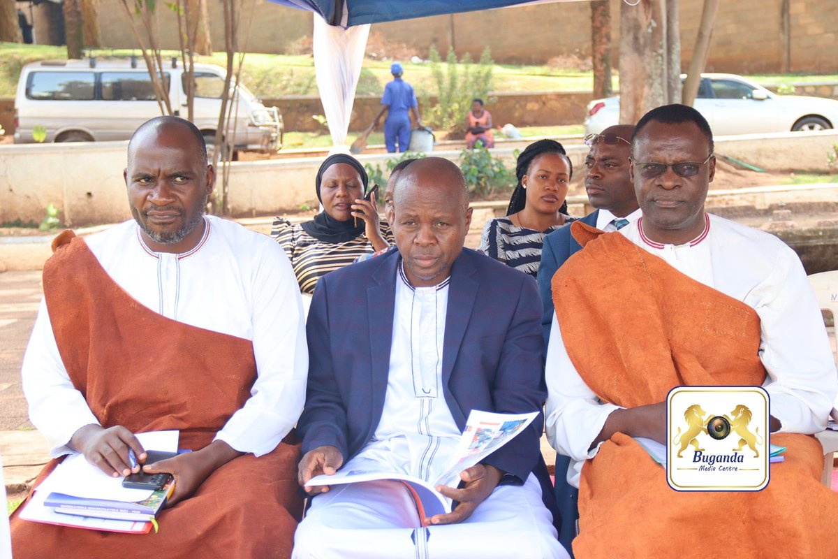 BugandaKingdom_'s tweet image. Omubiriza w'Olukiiko lw'Abataka Namwama Augustine Kizito Mutumba, alambuludde amakulu g'Obutondebwensi ku nsibuko y'Ebika bya baganda, n'akinoganya nti okutaasa Obutonde kukwataganira ddala bulungi n'okukuuma ennono zaffe era nti omosomo guno gugendereddwamu okusomesa abaana ba…