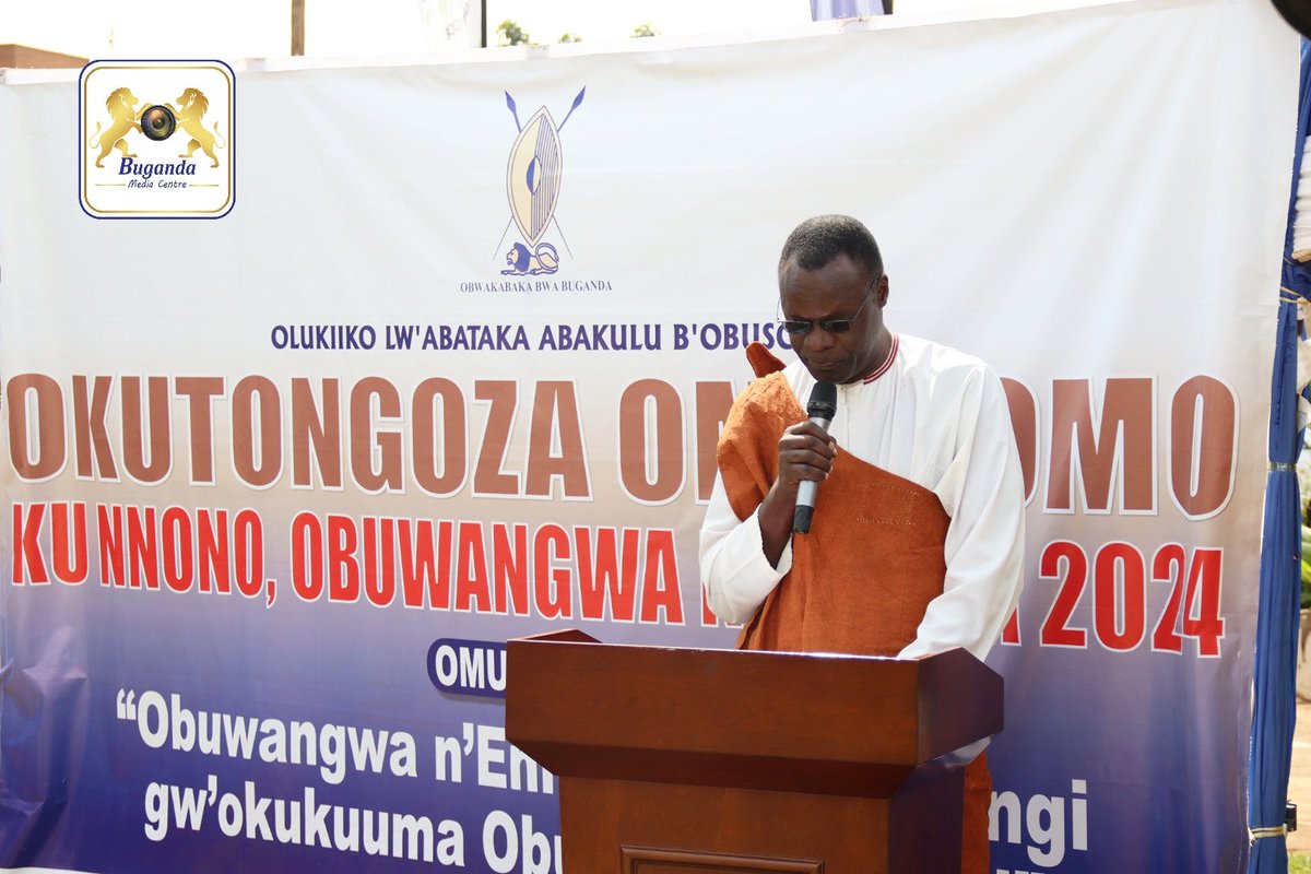 BugandaKingdom_'s tweet image. Omubiriza w'Olukiiko lw'Abataka Namwama Augustine Kizito Mutumba, alambuludde amakulu g'Obutondebwensi ku nsibuko y'Ebika bya baganda, n'akinoganya nti okutaasa Obutonde kukwataganira ddala bulungi n'okukuuma ennono zaffe era nti omosomo guno gugendereddwamu okusomesa abaana ba…