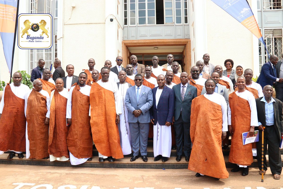 BugandaKingdom_'s tweet image. Omubiriza w'Olukiiko lw'Abataka Namwama Augustine Kizito Mutumba, alambuludde amakulu g'Obutondebwensi ku nsibuko y'Ebika bya baganda, n'akinoganya nti okutaasa Obutonde kukwataganira ddala bulungi n'okukuuma ennono zaffe era nti omosomo guno gugendereddwamu okusomesa abaana ba…