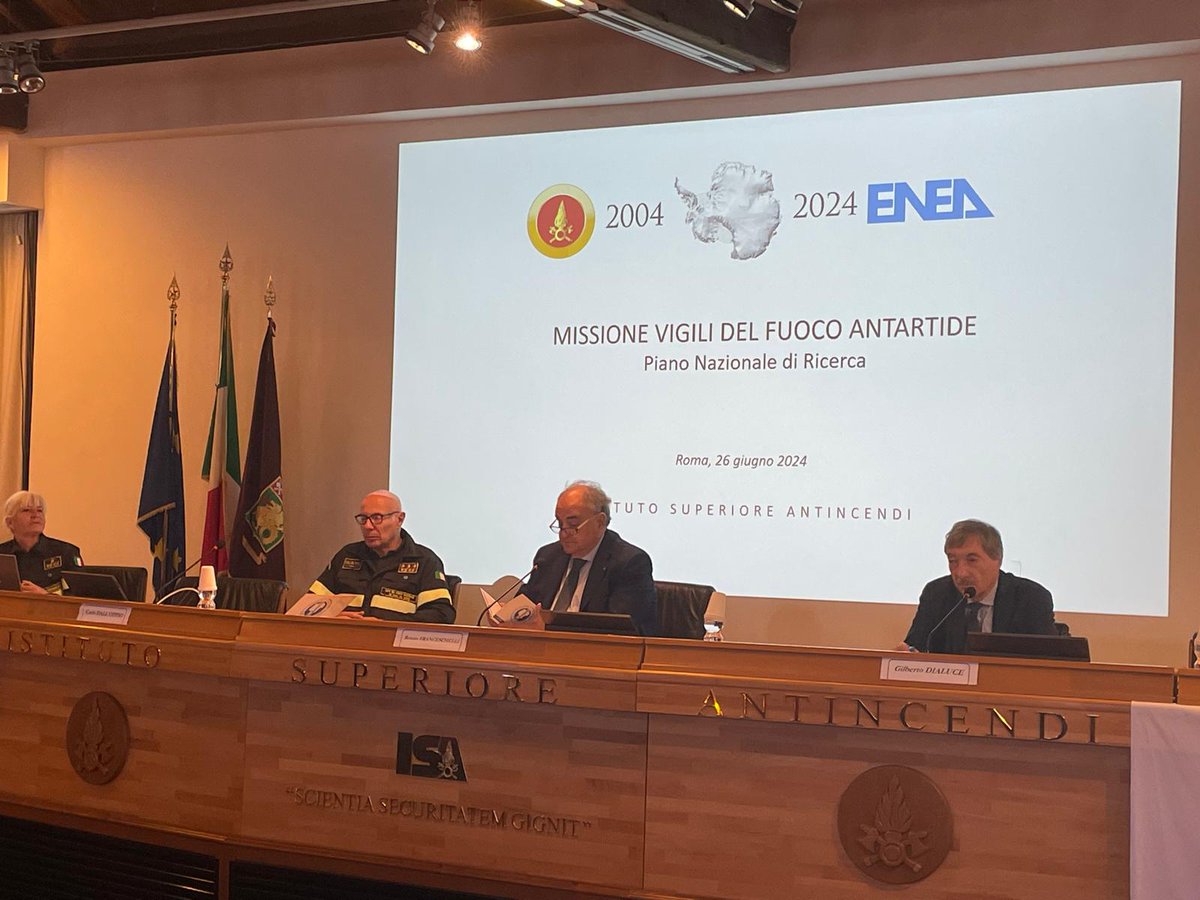 ENEAOfficial's tweet image. #ENEA e @vigilidelfuoco festeggiano 20 anni di collaborazione in #Antartide! La cerimonia si è svolta alla presenza del presidente ENEA, #Dialuce, del capo del Corpo Nazionale dei Vigili del Fuoco, #Dall’Oppio, e della responsabile dell’Unità Antartide ENEA, Elena #Campana.
