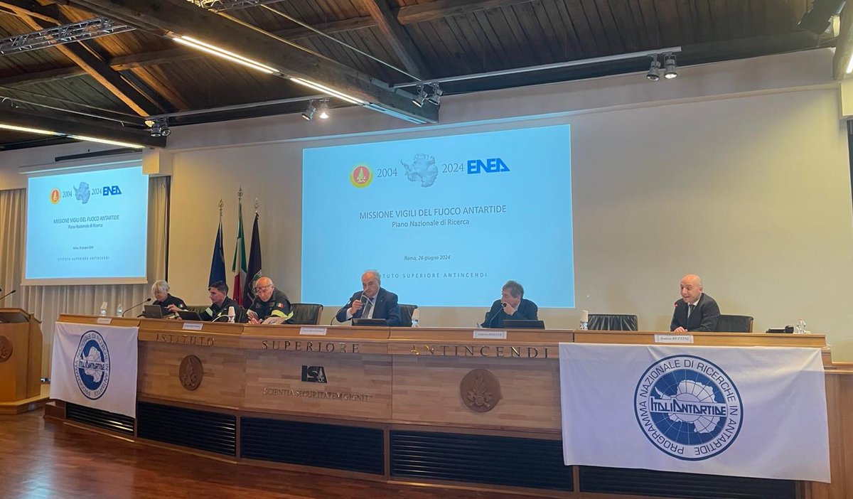 ENEAOfficial's tweet image. #ENEA e @vigilidelfuoco festeggiano 20 anni di collaborazione in #Antartide! La cerimonia si è svolta alla presenza del presidente ENEA, #Dialuce, del capo del Corpo Nazionale dei Vigili del Fuoco, #Dall’Oppio, e della responsabile dell’Unità Antartide ENEA, Elena #Campana.