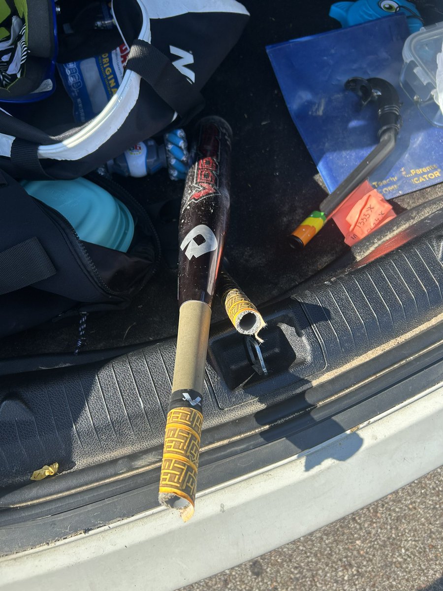 m_lopez2222's tweet photo. @DeMarini my 9y.o. boy hit a dinger and snapped his bat never seen anything like it #refurb #goingyard https://t.co/3NxMFkPFXA