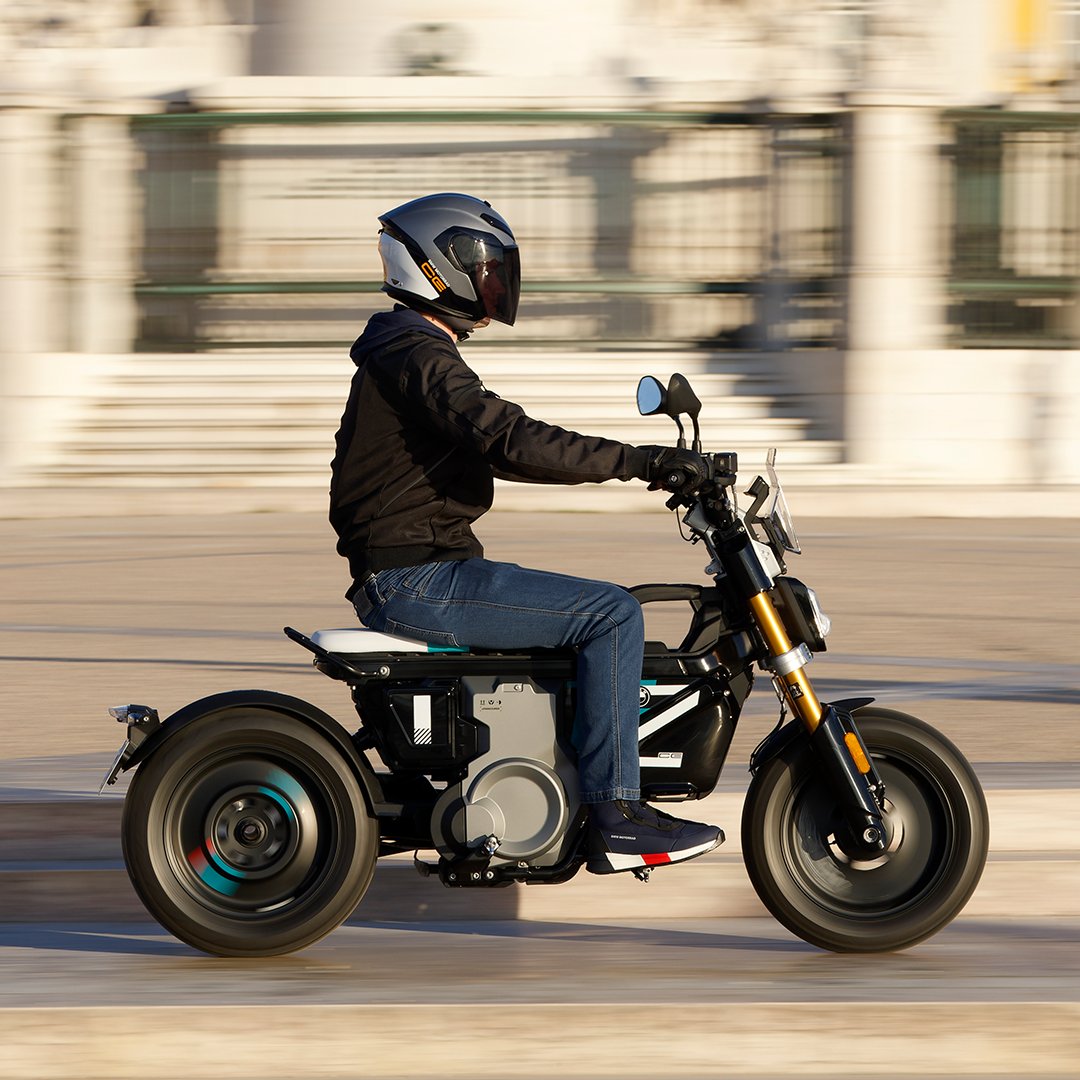 bmwmotorradpy's tweet image. ¿Sólo o con compañía? Como elijas viajar, el CE 02 te dará el flow que necesitás. 😎 

#PluggedToLife
#MakeLifeARide
