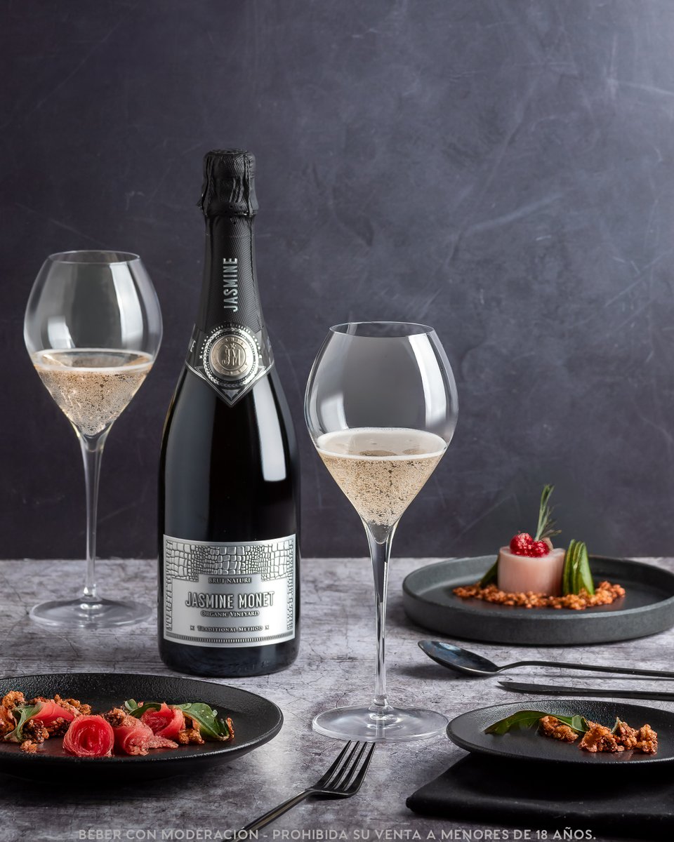jasminemonetok's tweet image. Structured organic sparkling wine with the best equilibrium between the aromatic expression of the fruits and a persistent perlage, both providing elegance and sophistication.

.
✧ JASMINE MONET SILVER ✧ Brut Nature
#TraditionalMethod 🍾
.
🍃 #organicwine #glutenfree #vegan 🍃