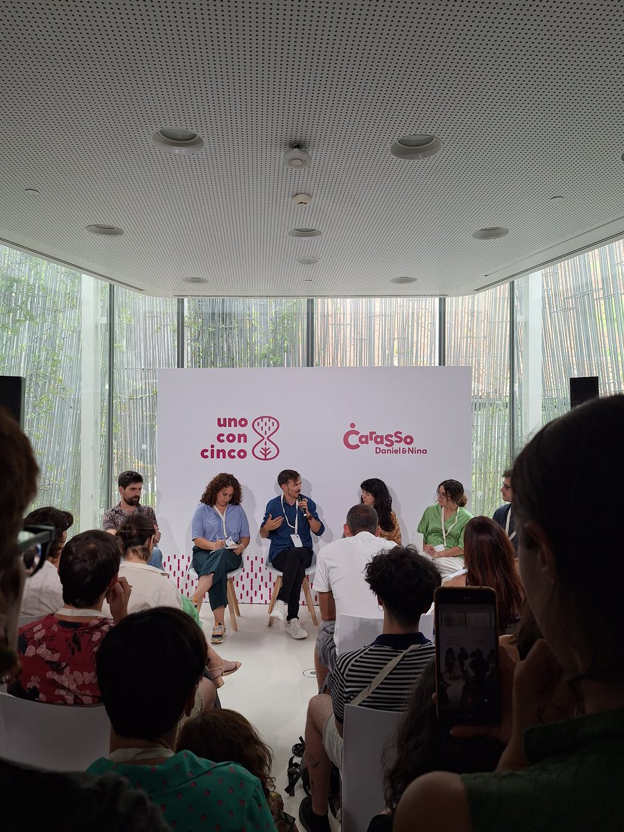 amasiain's tweet photo. En #unoconcinco aprendiendo de quienes saben comunicar sobre alimentación sostenible. Nada fácil, y eso que tenemos la inmensa suerte de comer 5 veces al día. 

¿Por qué nos resulta tan ajeno el origen y el tipo de producto que consumimos? https://t.co/aBmWQKaxrq