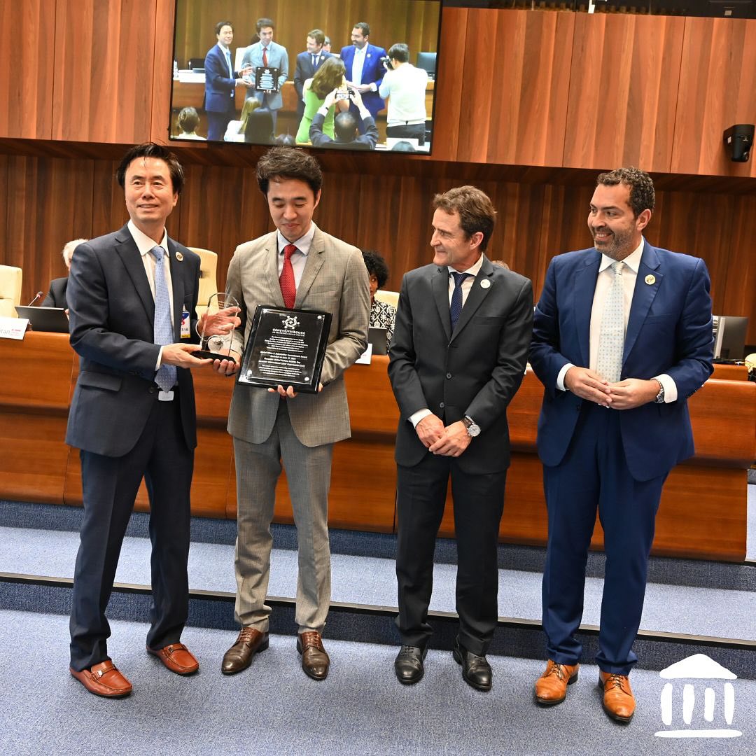 HEG-FR / HSW-FR (@heg_fr) on Twitter photo 🚀MSMEs Day 2024: the global ethics and stakeholder commitment award goes to Chang-Jae Shin, Chairman & CEO of Kyobo Life Insurance. The award, presented by @baldeggerR and <a href="/Aymanelt/">Ayman ElTarabishy</a> recognizes outstanding commitment to ethical practices and engagement. #MSMEs #entrepreneurship 🚀MSMEs Day 2024: the global ethics and stakeholder commitment award goes to Chang-Jae Shin, Chairman & CEO of Kyobo Life Insurance. The award, presented by @baldeggerR and <a href="/Aymanelt/">Ayman ElTarabishy</a> recognizes outstanding commitment to ethical practices and engagement. #MSMEs #entrepreneurship