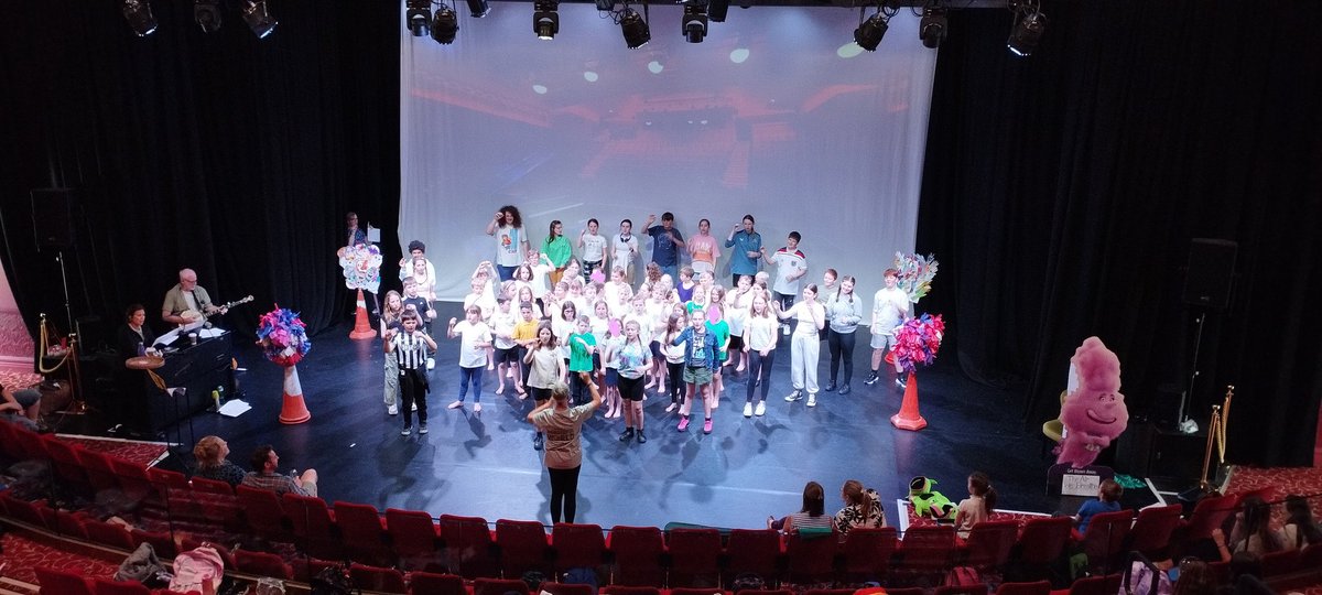 Excited for our first <a href="/a_alnwick/">What a Wonderful World Alnwick</a> show tonight <a href="/AlnPlayhouse/">Alnwick Playhouse</a> with <a href="/DCHSalnwick/">DCHS Alnwick</a> <a href="/PeleTrust/">Pele Trust</a> , Hipsburn Primary and St Michael's Primary School. It promises to be a pair of amazing shows 🌍🙂❤️🎭