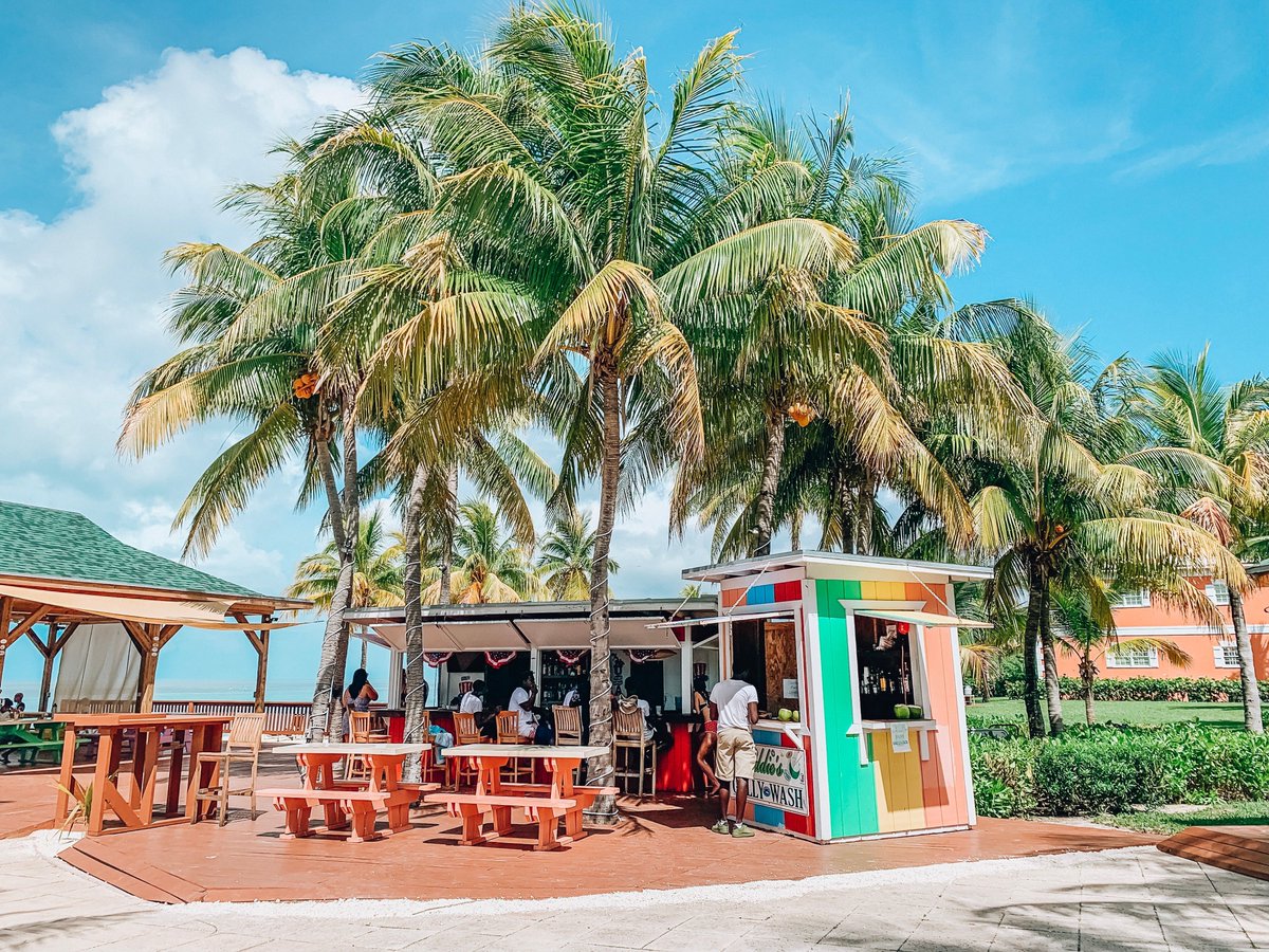 Let’s catch up over sips and eats!
gabylrguez (IG)

#summer #thebahamas