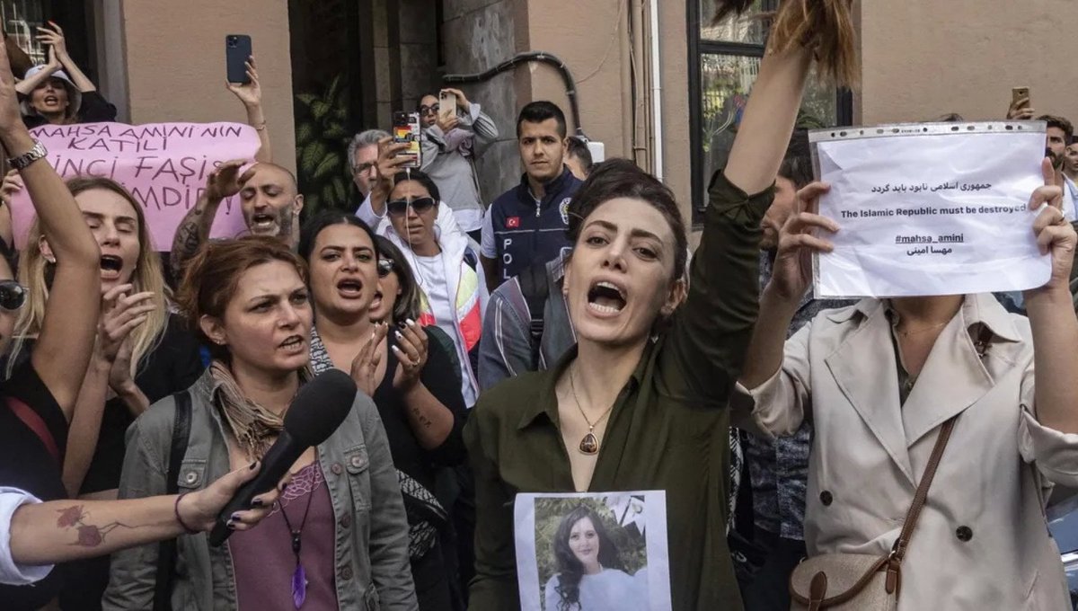 Simo42953017's tweet photo. #Mahsa_Amini #WomanLifeFreedom #IranRevolution22 #Kurdistan #Belochistan #KurdistanProtests #StopBaluchGenocide #زن_زندگی_آزادی
#nochadorinognidove
#IranRevolution
#IranianWomen
#irangirl #Iran #OpIran https://t.co/Eb4EX9CKN9