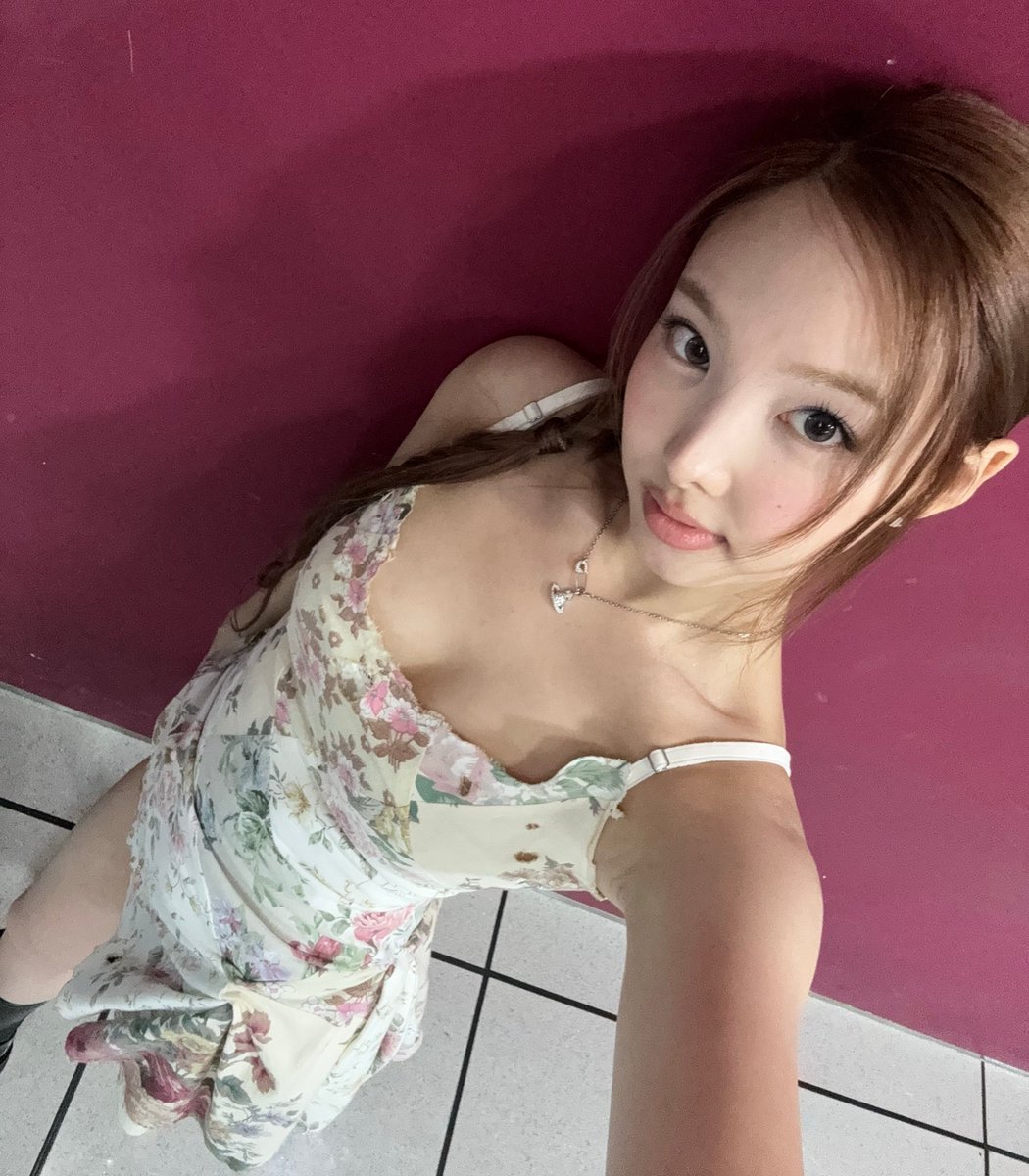godmitzu's tweet photo. WHOA NAYEON??? https://t.co/RolYjVpgbD