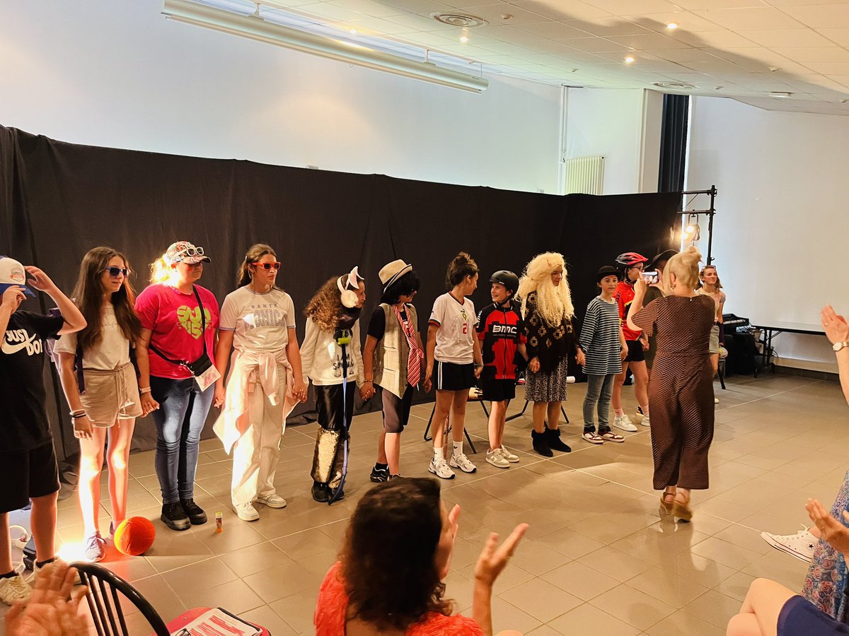 Fin d’année : spectacle de théâtre ! Des costumes déjantés… 👏👏