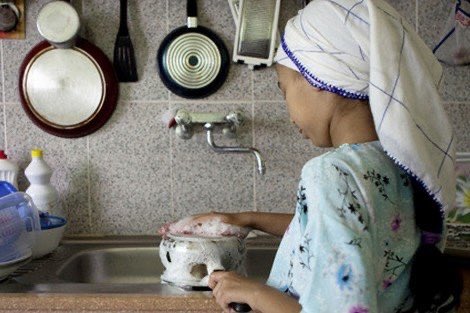 falarbash's tweet image. هل عاملات المنازل تستحق ((نهاية خدمة)) بحكم القانون الكويتي ؟؟

بعض مواد القانون اللي ((تهمك)) وكثرين من الناس ما تعرفها 

قانون رقم ٦٨ لسنة ٢٠١٥ بخصوص العمالة المنزلية 

اولا احمي نفسك، وقت ما تعطي العامله راتبها الشهري عطها بوصل استلام (تقدر تشتريه) من مكتبة العجيري جاهز ما…