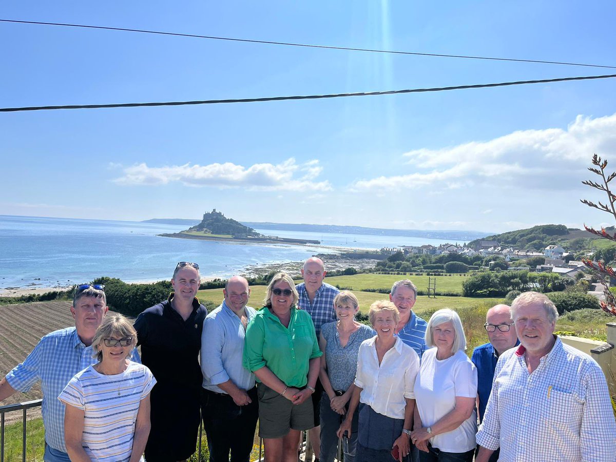 teamcollins5's tweet photo. Delighted to welcome the 2008 ACABM @WCFAlumni to sunny Cornwall yesterday &amp; show them around some of our crops, beautiful scenery &amp; the story behind Cornish brassica here at @Riviera_Produce. Great group with the visit organised by my old colleague and friend @Longwool 🥦🥬🚜😎 https://t.co/IRrsUQ3zKZ