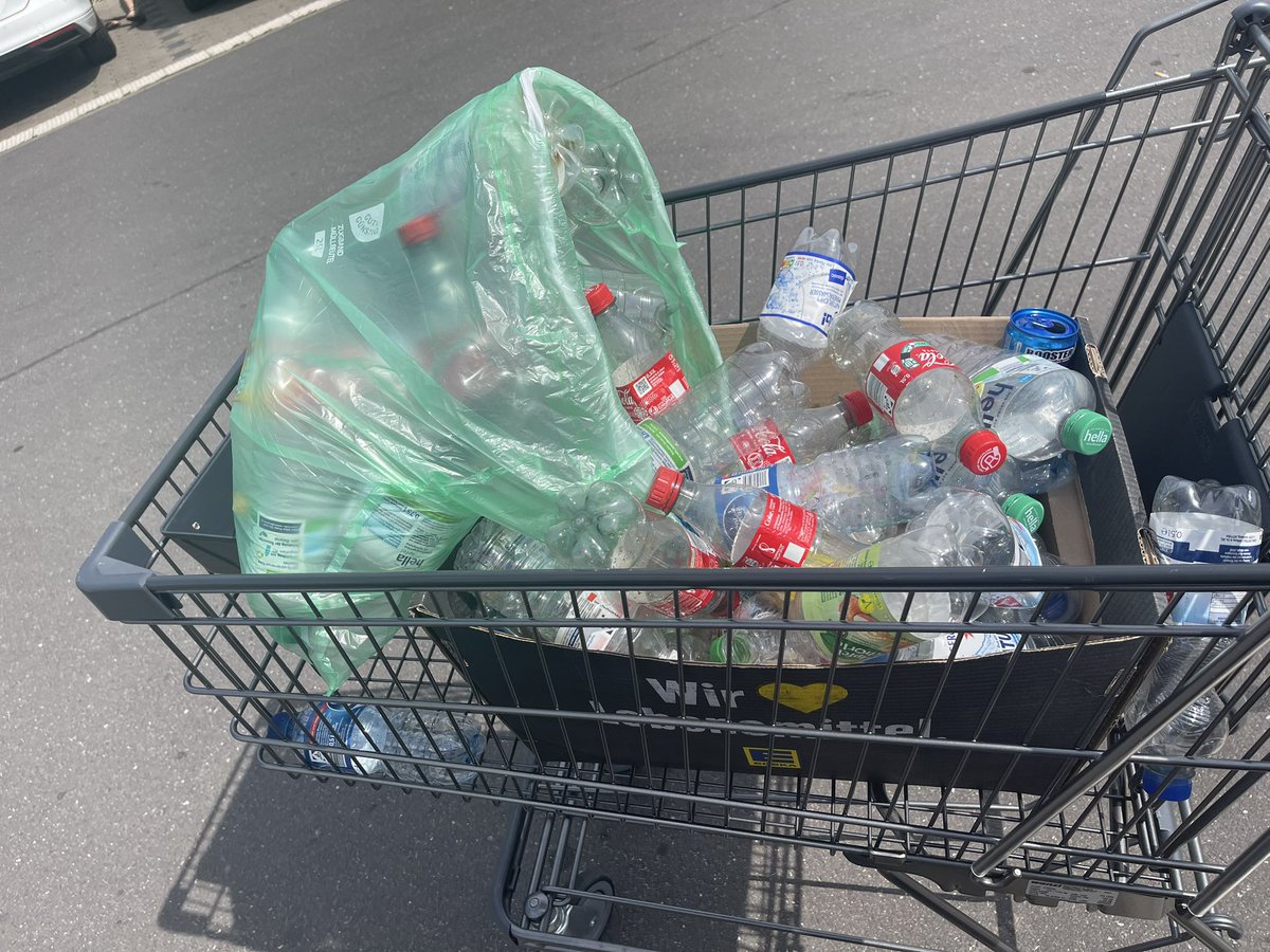 Zuckersonne's tweet image. #protipp 

Am Ende des Monats dem Teenie sagen, sie soll die Flaschen aus ihrem Zimmer tragen. 

Zack… Einkauf bezahlt.