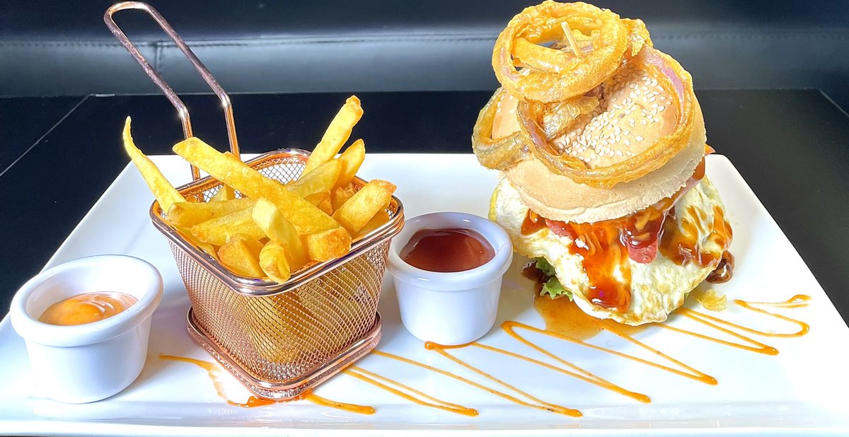 KASHRESTAURANT's tweet photo. @kaschorestauarnt Indulge in the ultimate burger experience with Kashco’s Special Burger 
#specialburger #Sharon #EFCC #CHIVID02024 #Burger https://t.co/IcZlfhKUrt