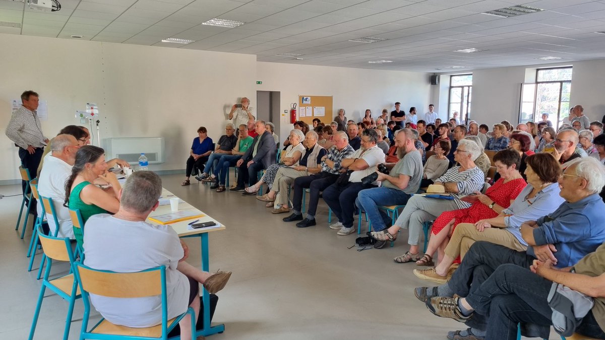 PCF48Cevennes's tweet image. Le #FrontPopulaire présente son programme à Mende. Salle comble pour écouter les candidat-e-s et les responsables des organisations unies ! ✊