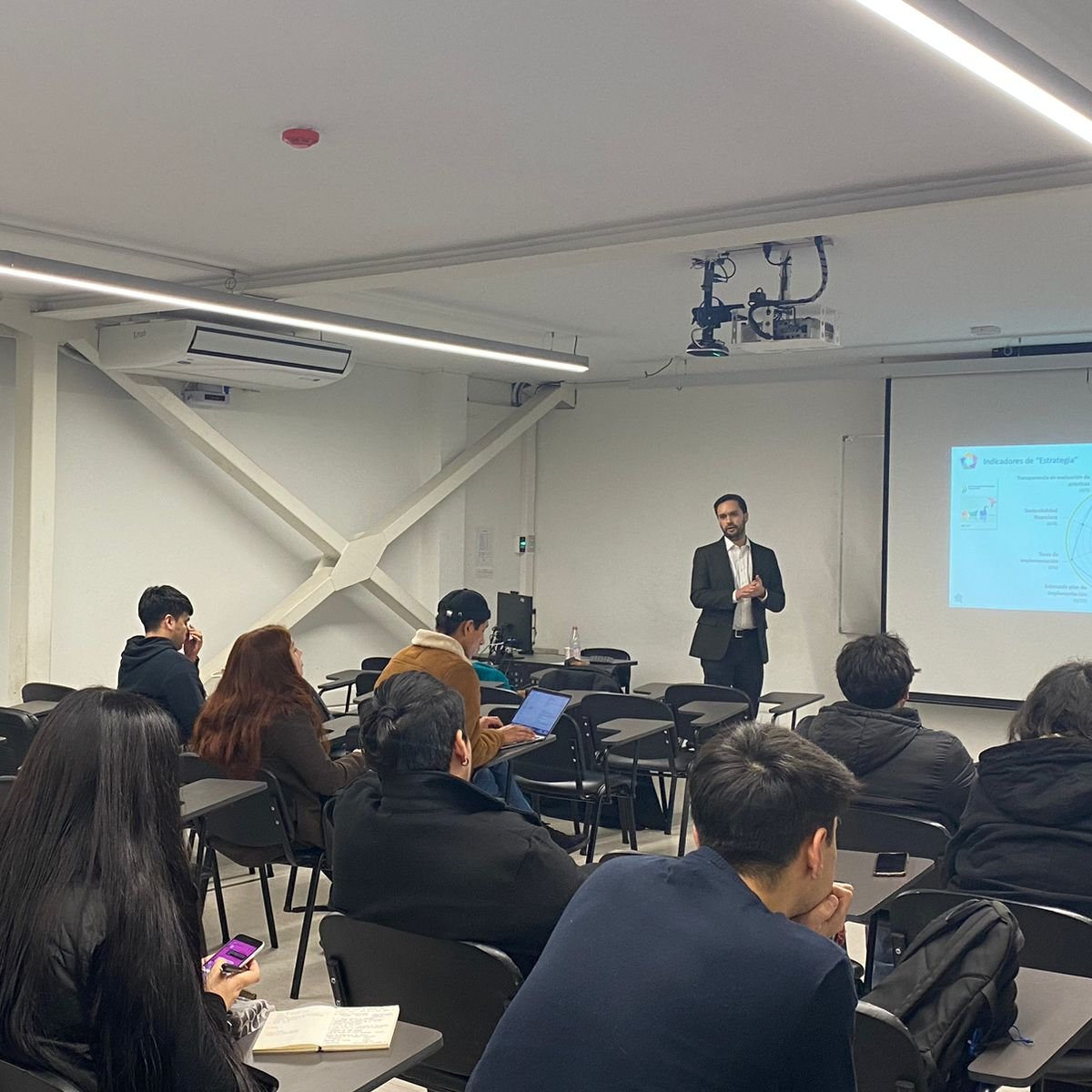 Integridad_gob's tweet photo. ¡La Estrategia Nacional de Integridad Pública llega a universidades! 🤓

✅ Nuestro coordinador @maticlarke fue a presentar la Estrategia a estudiantes de Adm. Pública de la @uahurtado y de Ingenería Industrial de la @usach 

👌¡Gracias a todas y todos los que participaron! https://t.co/Qh3lOlXZ8M