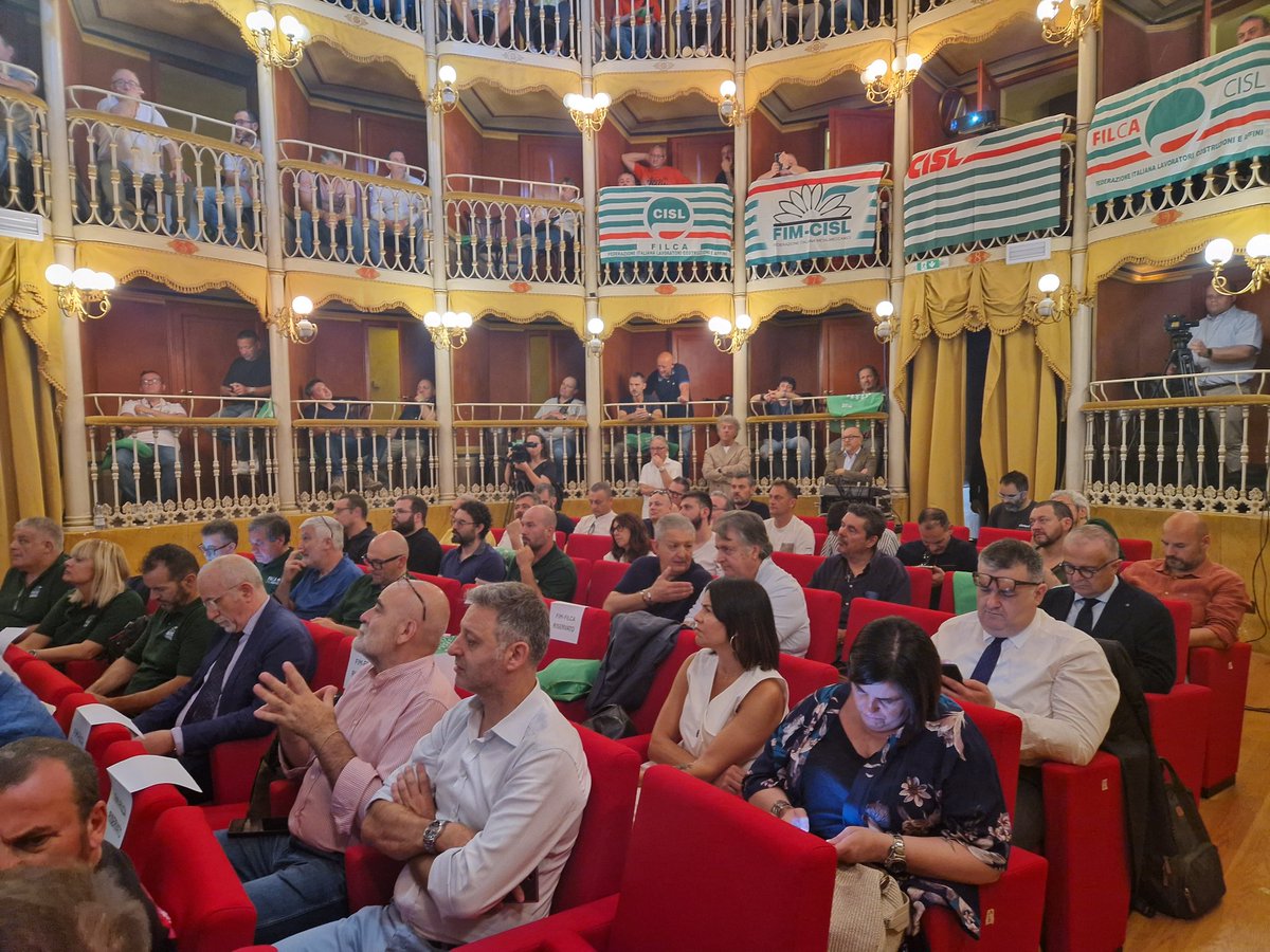 FilcaCisl's tweet photo. "La sicurezza si costruisce insieme": oggi a #Bevagna confronto utile e proficuo tra Cisl, Filca, Fim e Inail, ITL, Confindustria, Regione Umbria. La qualità del lavoro, a partire dalla sicurezza degli addetti, nasce dalla sinergia tra tutte le parti sociali. 
#sicurezzalavoro https://t.co/oUeAp9rIpe