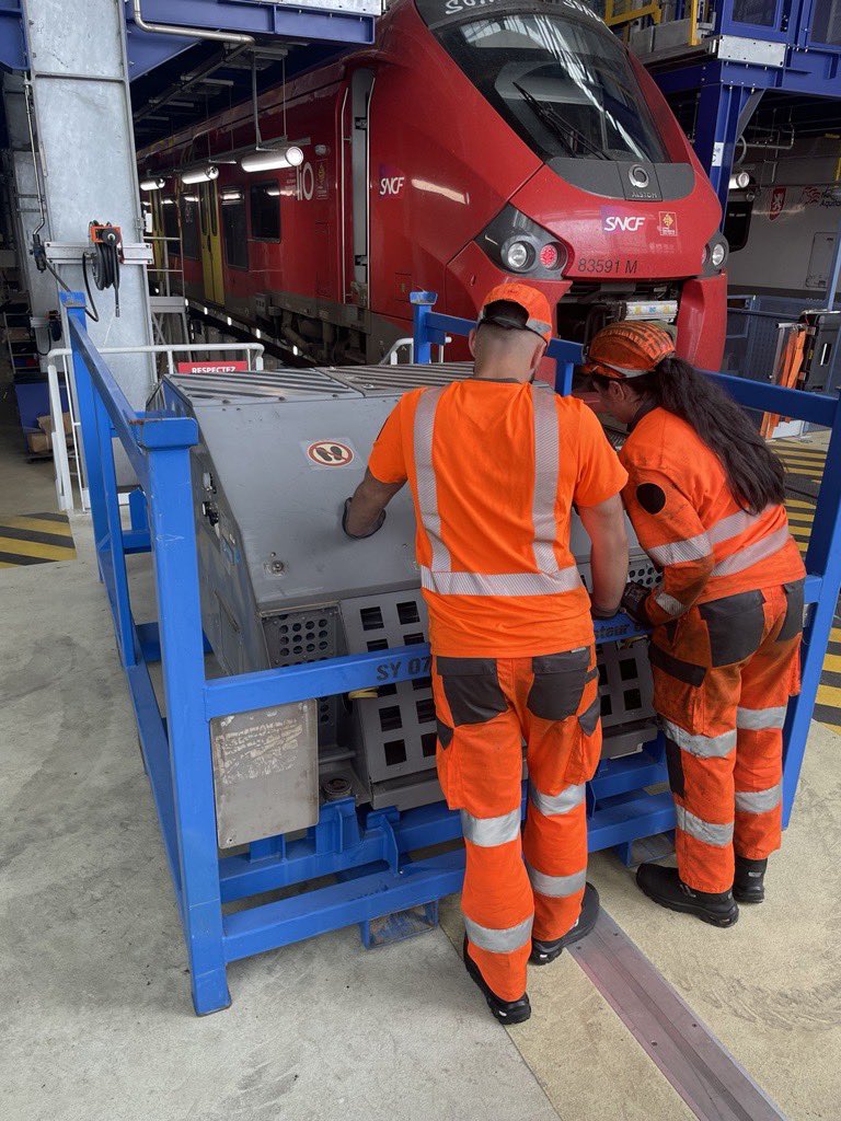 ✅La maintenance de la #clim dans les <a href="/lio_train_sncf/">liO Train SNCF Occitanie</a> est cruciale. Elle assure une température idéale et un air renouvelé en fonction du nombre de passagers 🚂💨
Nos équipes assurent sa #maintenance pour un confort continu !
#Technicentre <a href="/SNCFVoyageurs/">SNCF Voyageurs</a> #jeudiphoto