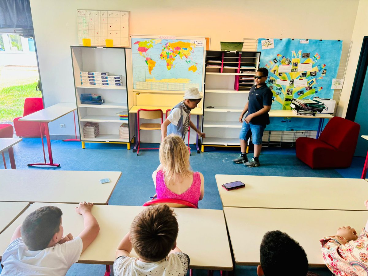 Fin d’année : Match d’improvisation. Construire le dialogue. Prendre en compte l’autre. Bravo les élèves et Mme Lucas.