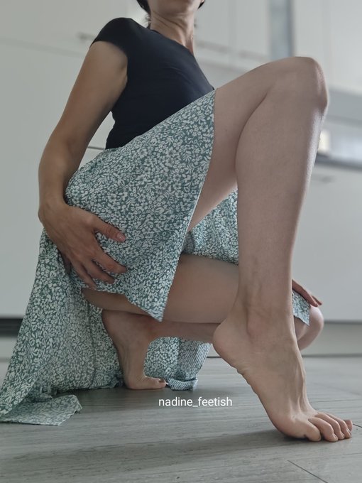 Ich wei&szlig; es...am liebsten m&ouml;chtest du jeden meiner Zehen einzeln lutschen w&auml;hrend ich &uuml;ber dir bin. Sp&uuml;re