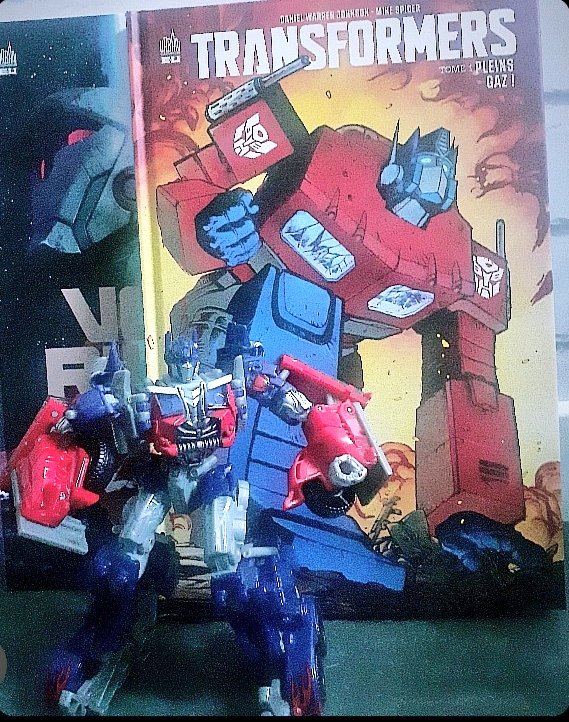 fisto_sr's tweet photo. 📚🌌🚀🌎🔫🤖💥
#ThrowbackThursday me ramenant à mes  années 80 adorées aux côtés des robots que j'idôlatrai enfant en jouets&amp;en dessin animé.
"@transformers t.1-Pleins gaz!" de
@danielwarrenart &amp; Mike Spicer chez @UrbanComics pour @ImageComics @Skybound &amp; @Hasbro .
#Transformers https://t.co/MxbTJlQCwN