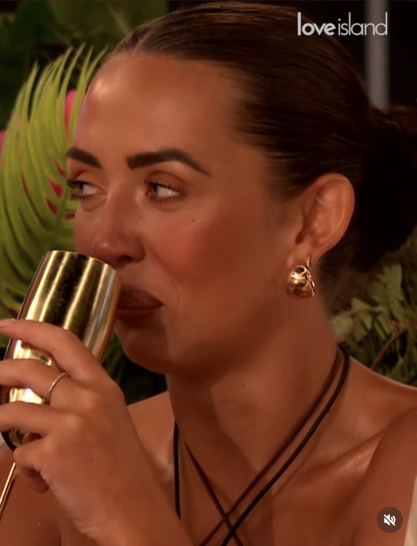 TheChelseaOShow's tweet photo. Jess is a bully! GET HER OUT THE VILLA!!! 🍅🍅🍅👎🏿👎🏿👎🏿

Team Harriet !!

#LoveIslandUK #harrietloveisland https://t.co/rxE3GTXwyO