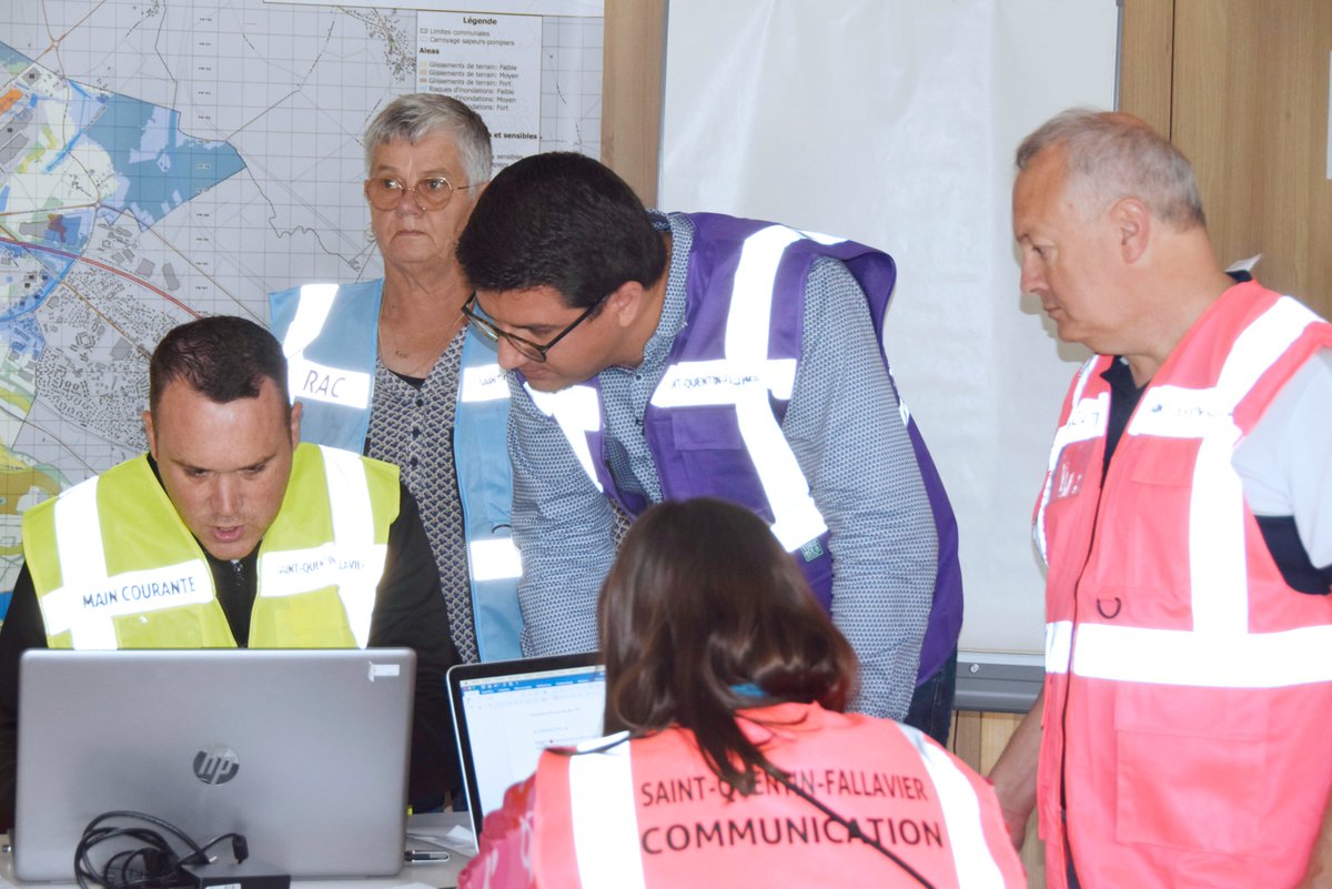 AnthonyVeiga's tweet photo. ⚠️Exercice PCS à #SaintQuentinFallavier le Jeudi 06 juin dernier.

Face à une tempête, la commune a dû mettre en place des actions de sauvegarde des populations, accueillir des sinistrés...

Avec la présence du @sdis38 @Gendarmerie_038 @Prefet38 @CDIsere 🚧
📸 : Commune. https://t.co/6tnG9vYI9u