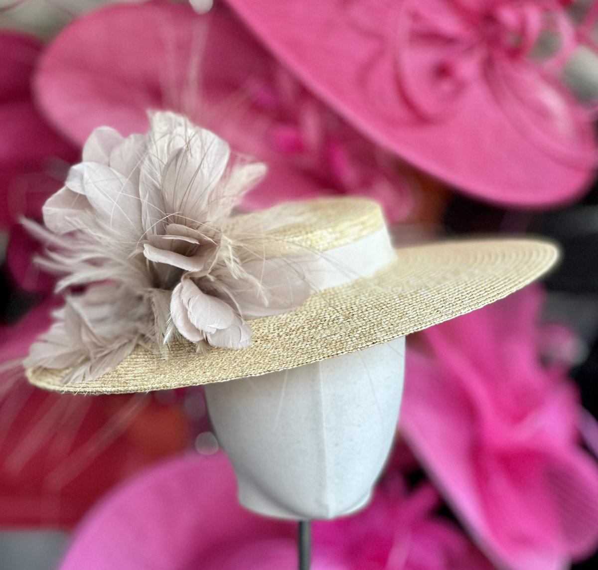 L_C_Millinery's tweet photo. Hat of the week
This straw boater is perfect for Henley Royal Regatta finished with neutral toned feathers.
The perfect finishing touch for so many outfits
#hatoftheweek #hat #hats #hatshop #henleyroyalregatta #hrr #henley #henleywomensregatta #rowing #louiseclairemillinery https://t.co/0SYgusSjsU