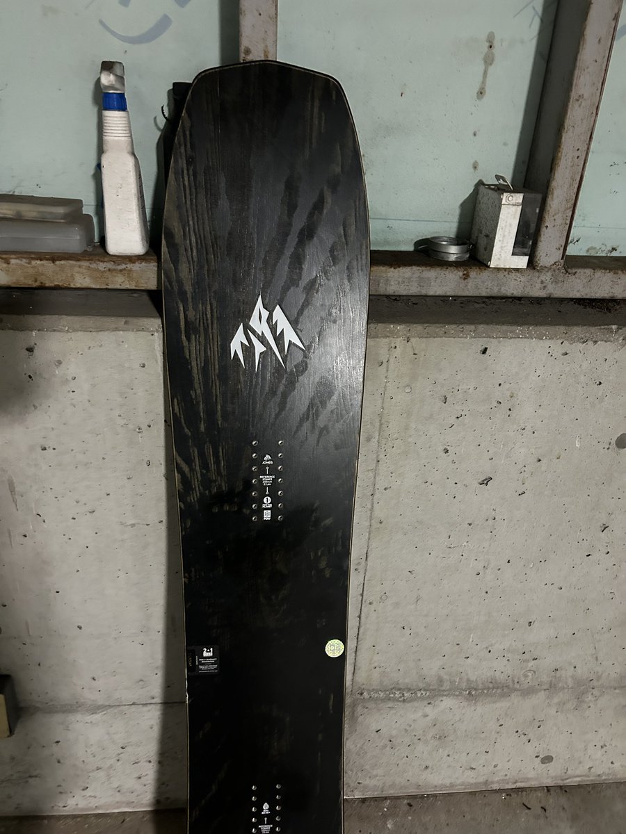 kei19800531's tweet photo. JONESのウルトラマインドエキスパンダー買ってみた👍
ちょっと扱い難いくらいが飽きずに乗れて良いけど(*・艸・)
パウダー滑る機会なんてほとんど無いけどカッコいいは正義😎
#JONES #ULTRAMINDEXPANDER #MINDEXPANDER #スノボおじさん https://t.co/PjcwyW9rIb