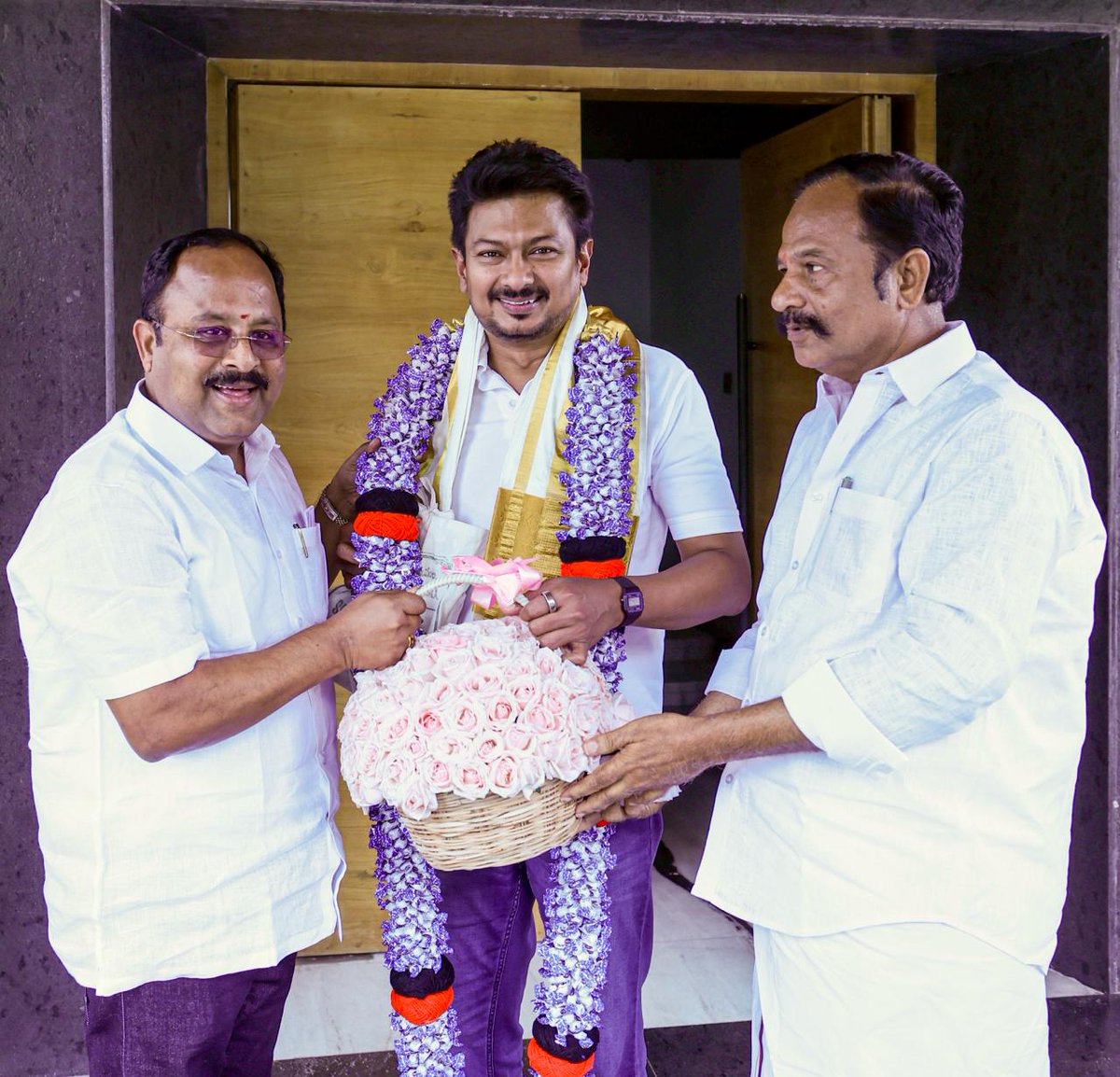 APNandakumarMLA's tweet photo. இன்று எனது பிறந்த நாளை முன்னிட்டு நம் @dmk_youthwing  செயலாலாரும் மாண்புமிகு விளையாட்டு மேம்பாட்டுத் துறை அமைச்சருமான நம் சின்னவர் திரு @Udhaystalin அவர்களை நேரில் சந்தித்து வாழ்த்துகள் பெற்ற போது,உடன் வேலூர் மாநகர செயலாளர் அண்ணன் திரு @dmkvellore அவர்கள். https://t.co/lSOiiDQTsL