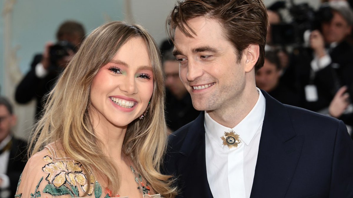 Suki Waterhouse and Robert Pattinson Are the Antidote to Curated Couple Style glmr.co/Jk4Wjnk