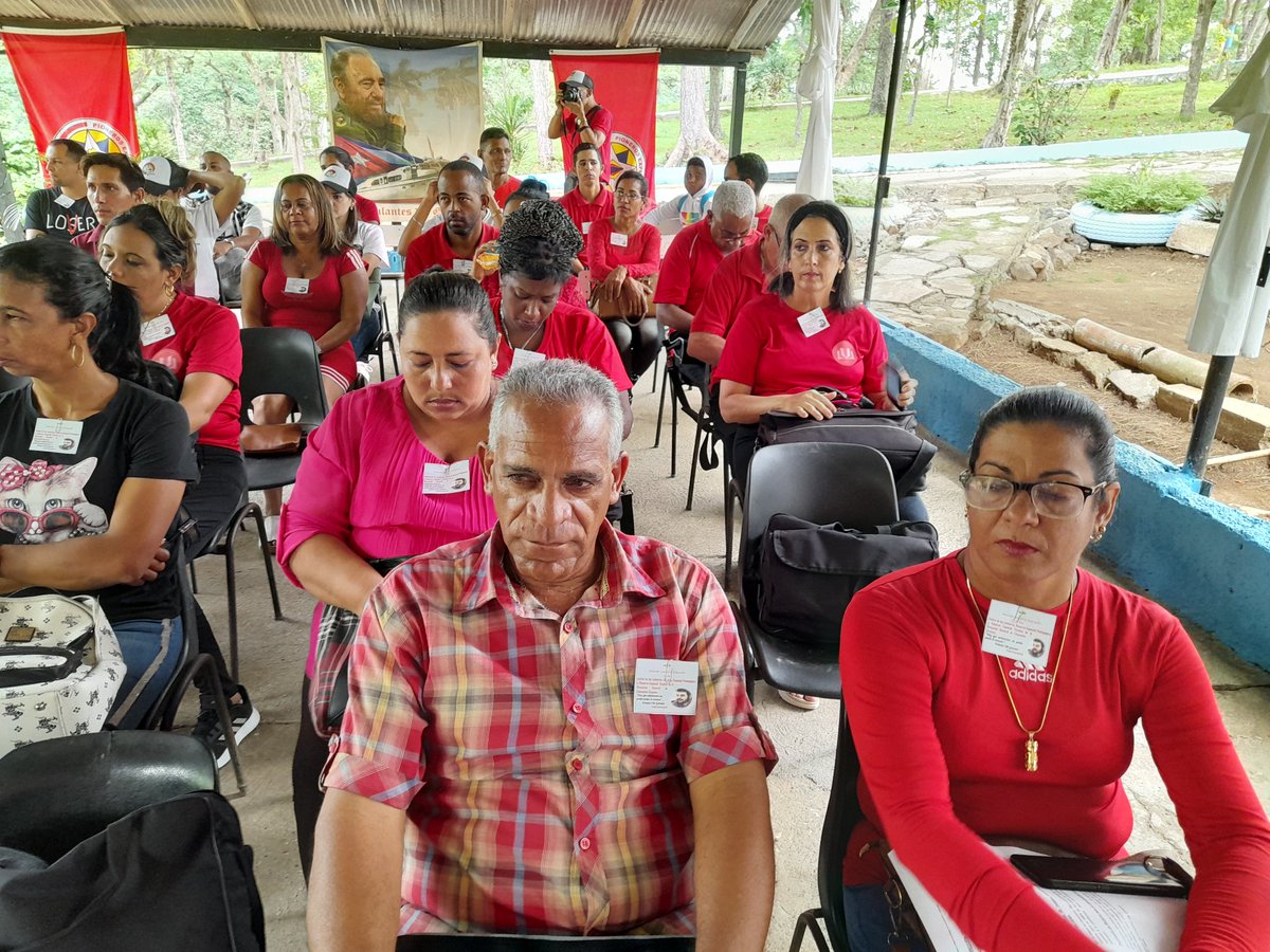 Un momento de aprendizaje para continuar perfeccionando el trabajo con nuestras reservas y canteras de la #EducaciónGranma #ProvinciaGranma <a href="/ortiz_uriarte/">Manuel Abelardo Ortiz Uriarte</a> <a href="/YudelkisOrtizB/">Yudelkis Ortiz Barceló</a> <a href="/YanetsyTerry/">Yanetsy Terry Gutiérrez</a> <a href="/btan0987/">Naima Ariatne Trujillo</a>