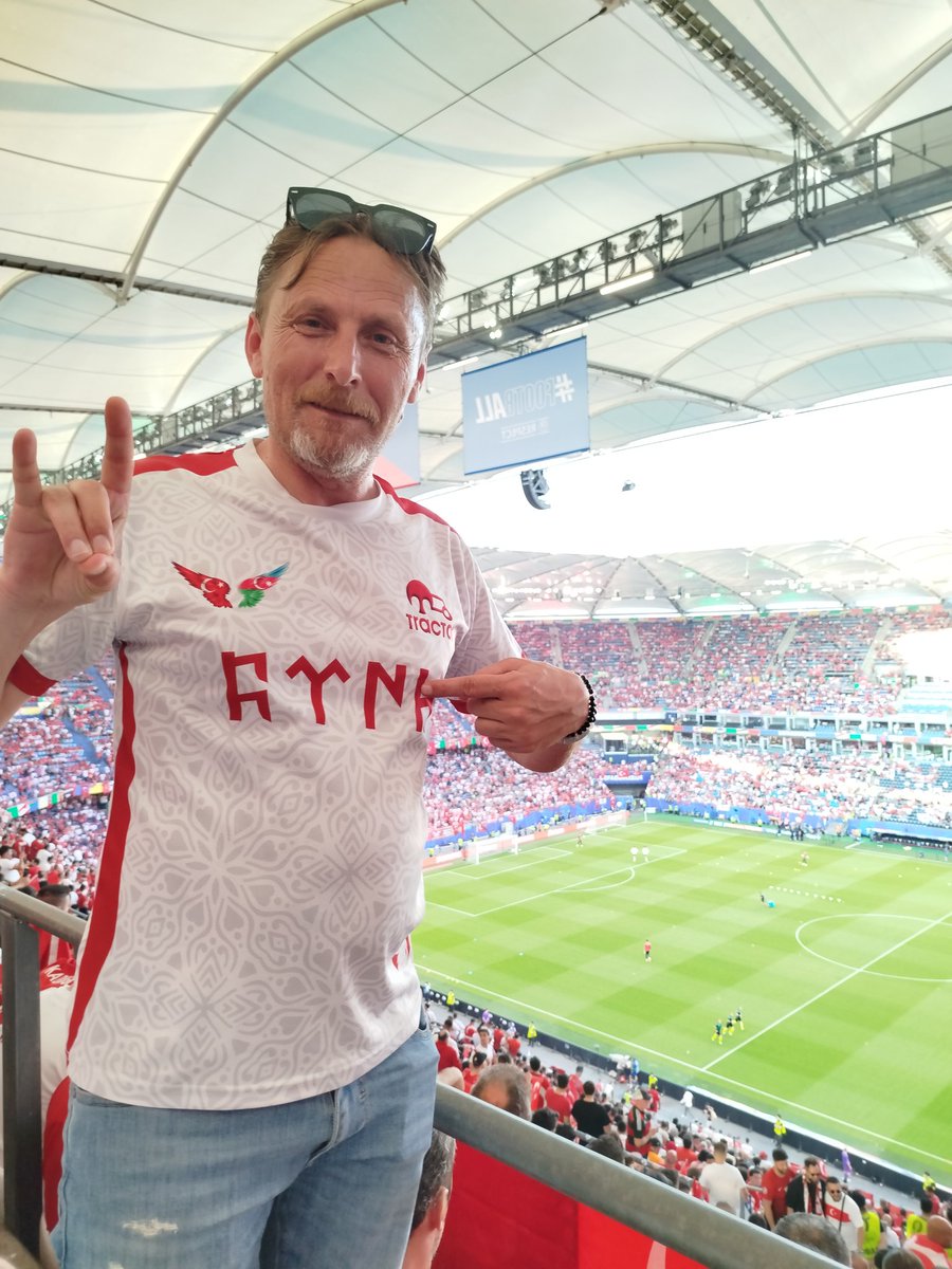 tractorfcstore's tweet photo. Türkiye - Çekya maçında Türk milli takımını desteklemek için tribünde bulunan bir taraftarımız.

Biz biriz! https://t.co/cXA9Do09CA