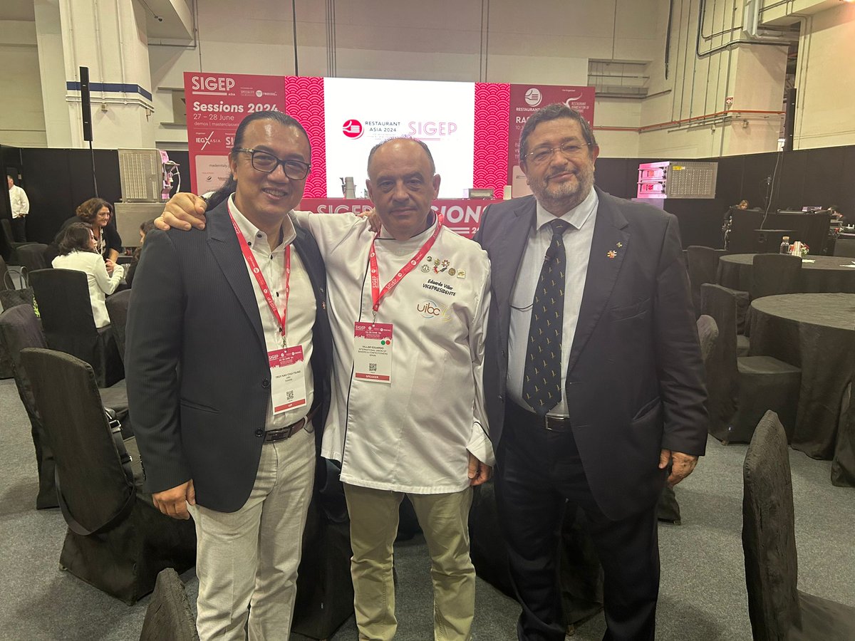 CEOPAN1's tweet photo. Imágenes del Presidente de CEOPPAN, Eduardo Villar, y del Secretario General, José Mª Fernández del Vallado, durante sus ponencias 🎤sobre pan artesano 🥖🍞 y su participación en reuniones de la UIBC en el marco de la feria SIGEP Asia, en Singapur🇸🇬
#UIBC
#SIGEPAsia
#panaderia https://t.co/rGxy41n28p