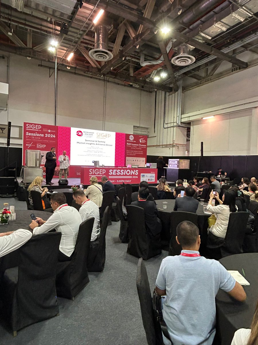 CEOPAN1's tweet photo. Imágenes del Presidente de CEOPPAN, Eduardo Villar, y del Secretario General, José Mª Fernández del Vallado, durante sus ponencias 🎤sobre pan artesano 🥖🍞 y su participación en reuniones de la UIBC en el marco de la feria SIGEP Asia, en Singapur🇸🇬
#UIBC
#SIGEPAsia
#panaderia https://t.co/rGxy41n28p