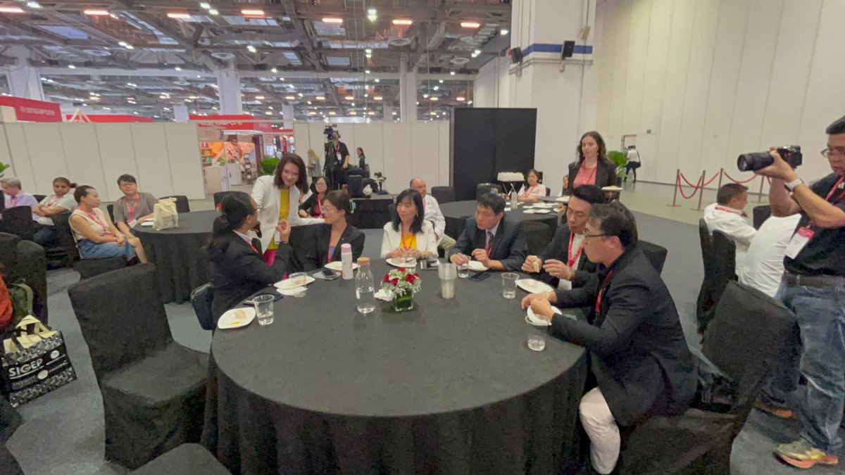CEOPAN1's tweet photo. Imágenes del Presidente de CEOPPAN, Eduardo Villar, y del Secretario General, José Mª Fernández del Vallado, durante sus ponencias 🎤sobre pan artesano 🥖🍞 y su participación en reuniones de la UIBC en el marco de la feria SIGEP Asia, en Singapur🇸🇬
#UIBC
#SIGEPAsia
#panaderia https://t.co/rGxy41n28p