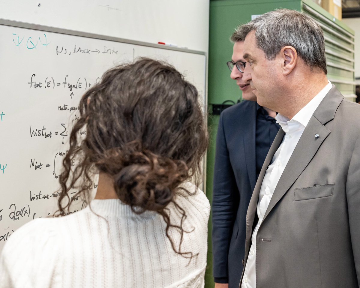 Markus_Soeder's tweet photo. Bekenntnis zu Wissenschaft, #Technologie und #Zukunft: Heute war Einweihung des neuen Forschungsbaus am Max-Planck-Institut für Physik @maxplanckpress in #Garching bei München. In modernsten Laboren wird hier an der Entstehung der Erde, dunkler Materie und Weltraumprojekten geforscht. Das alles soll unsere Welt erklären und besser machen. Die Max-Planck-Gesellschaft ist eine #Nobelpreis-Schmiede und gehört zu den weltweit besten Institutionen für Grundlagenforschung. Wir in #Bayern glauben fest an die Zukunft: Mit der #HightechAgenda investieren wir allein 5,5 Mrd. Euro in Wissenschaft und Technik. Das ist das größte Forschungsprogramm Deutschlands und lockt Wissenschaftler aus der ganzen Welt an. Wir schaffen 13.000 neue Studienplätze, 1000 Professuren und allein 100 Lehrstühle für Künstliche Intelligenz. War heute sehr gerne dabei mit Wissenschaftsminister @MarkusBlume. Live Long and Prosper!