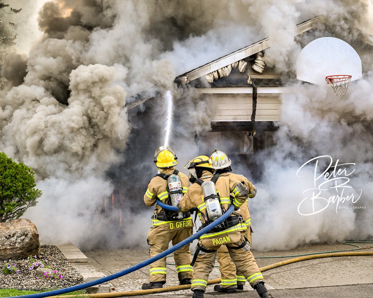 prbarber1's tweet photo. #518news @dgazette South Schenectady firefighters battle a fire in a detached garage at 2083 Clyde Av . after fire was reported shortly after 7:30 am today. https://t.co/n2f4u7UbAE