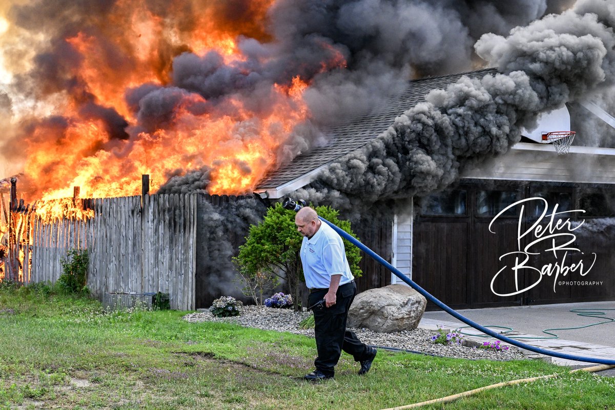 prbarber1's tweet photo. #518news @dgazette South Schenectady firefighters battle a fire in a detached garage at 2083 Clyde Av . after fire was reported shortly after 7:30 am today. https://t.co/n2f4u7UbAE
