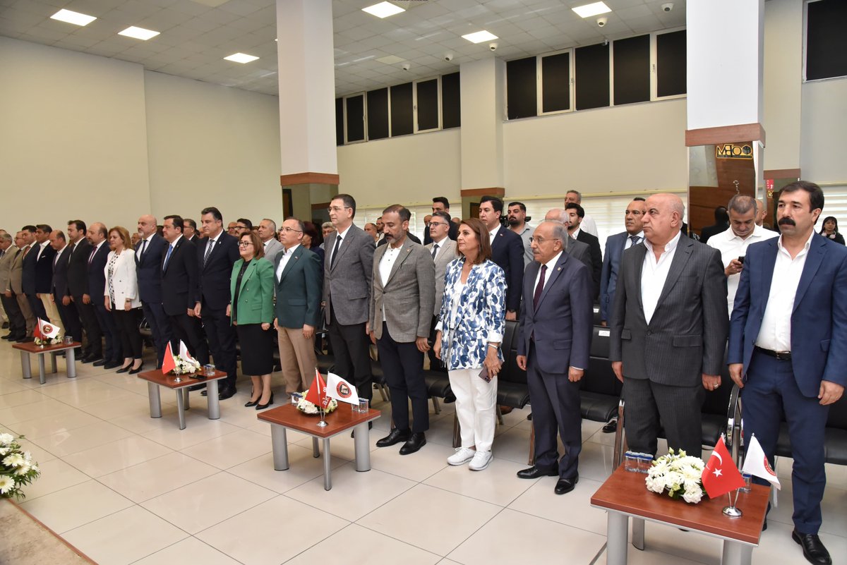 gso_kurumsal's tweet photo. ➡️ TRİKONFEX FUARI KAPILARINI AÇTI

🟧 Trikotaj sektörünün bölgedeki ilk ve tek fuarı olma özelliğini taşıyan TRİKONFEX 4. Triko, Triko İpliği, Konfeksiyon ve Teknolojileri Fuarı’nın açılış töreni, Gaziantep protokolünün katılımıyla gerçekleştirildi.

🔷 Gaziantep Sanayi Odası (GSO) ve Akort Fuarcılık iş birliğinde, Gaziantep Trikotajcılar ve Çorapçılar Odası’nın destekleri ile Ortadoğu Fuar Merkezi’nde (OFM) organize edilen 4. TRİKONFEX Fuarı, düzenlenen törenle kapılarını ziyaretçilerine açtı.

🔷 Açılış törenine Gaziantep Valisi Kemal Çeber, Gaziantep Büyükşehir Belediye Başkanı Fatma Şahin, Gaziantep Sanayi Odası Yönetim Kurulu Başkanı Adnan Ünverdi ve Yönetim Kurulu Üyeleri, Gaziantep Ticaret Odası Yönetim Kurulu Başkanı M. Tuncay Yıldırım, KOSGEB Gaziantep İl Müdürü Muhammed Paksoy, Gaziantep Trikotajcılar Odası Başkanı Reşit Durak, Akort Fuarcılık Yönetim Kurulu Başkanı Hülya Akkaya, Yönetim Kurulu Üyesi Orhan Akkaya, GSO Genel Sekreteri Yusuf İzzettin İymen, kurum müdürleri ve firma temsilcileri katıldı.

Haber ⤵️
https://t.co/0opkmpse5A