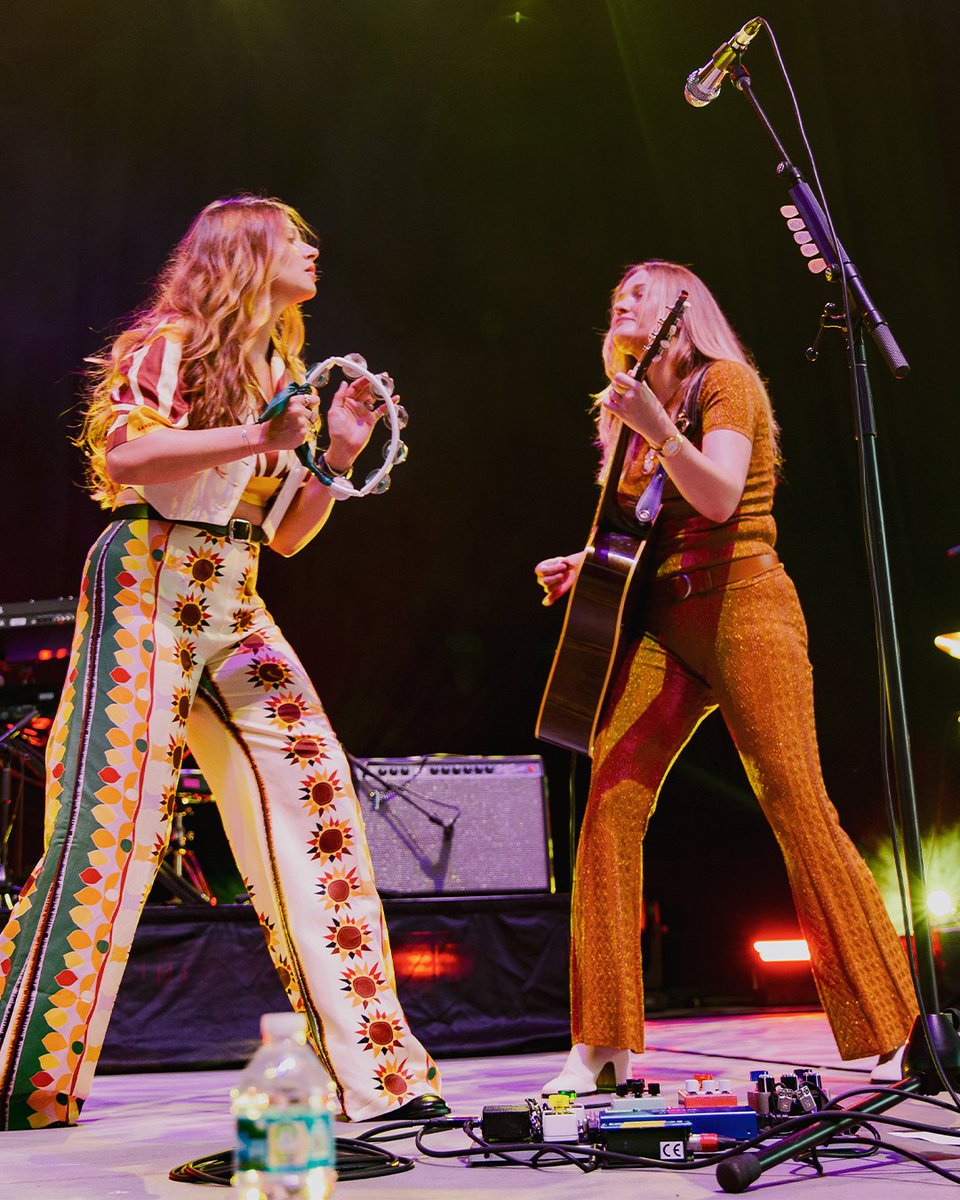 boldlovefest's tweet photo. You're not living until you see @alyandaj live 🤩✨🌈

📸: @sprnvaphotos https://t.co/Soq91SsGHs