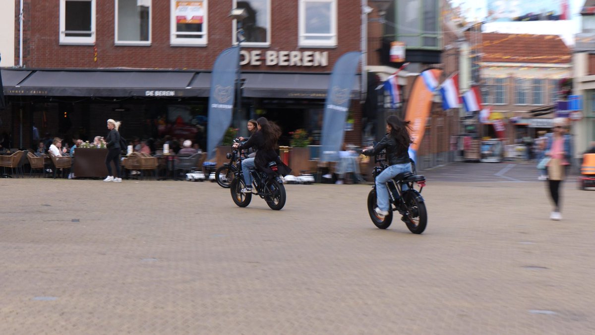 VIDEO | Jongeren op fatbikes zorgen voor overlast in de binnenstad van Doetinchem. 'Gelukkig is er tot op heden niks ernstigs gebeurt' bit.ly/45GQhFm